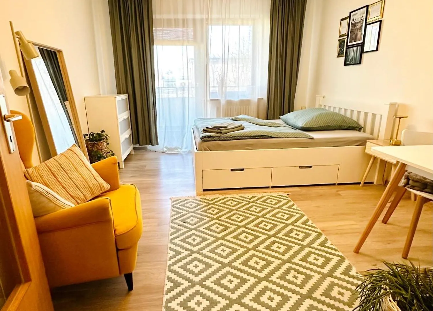 Zentrales Und Gemuetliches Apartment In Passau Mit Balkon,Badewanne Und Parkplatz 0*,